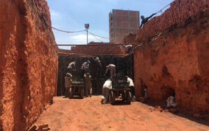  Ouvriers en train de disposer des briques crues dans un four à Mit Ghamr