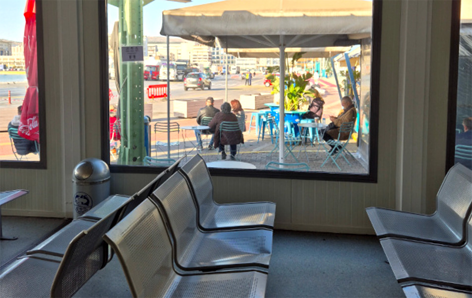 Salle d’attente désertée et café au ralenti Crédits : A. Doron, novembre 2024
