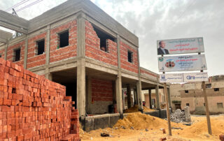 Briques rouges et petits blocs de béton imbriqués dans la construction d’un bâtiment public dans l’oasis du Fayoum © C. Perez-houis, mai 2022.