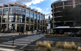 : Rueil-Malmaison, septembre 2025. À gauche, des bureaux à louer ; à droite, un immeuble de bureaux en réhabilitation.