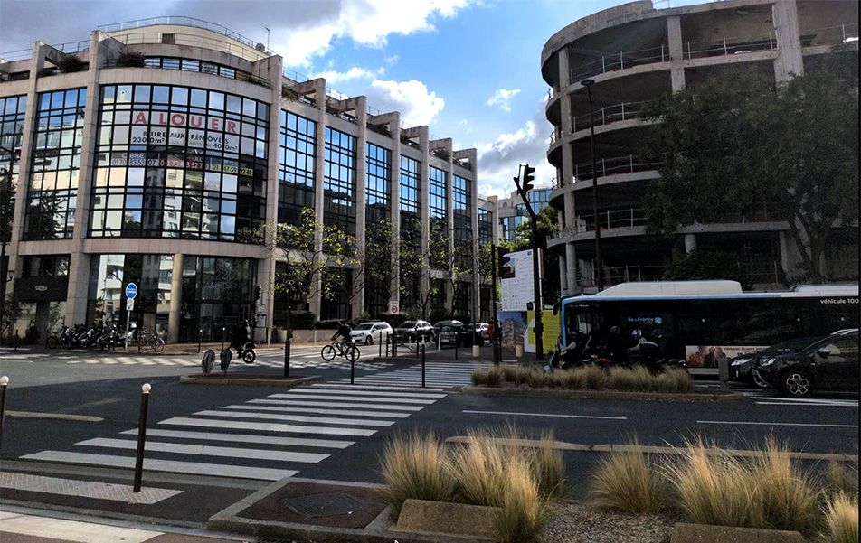 : Rueil-Malmaison, septembre 2025. À gauche, des bureaux à louer ; à droite, un immeuble de bureaux en réhabilitation.